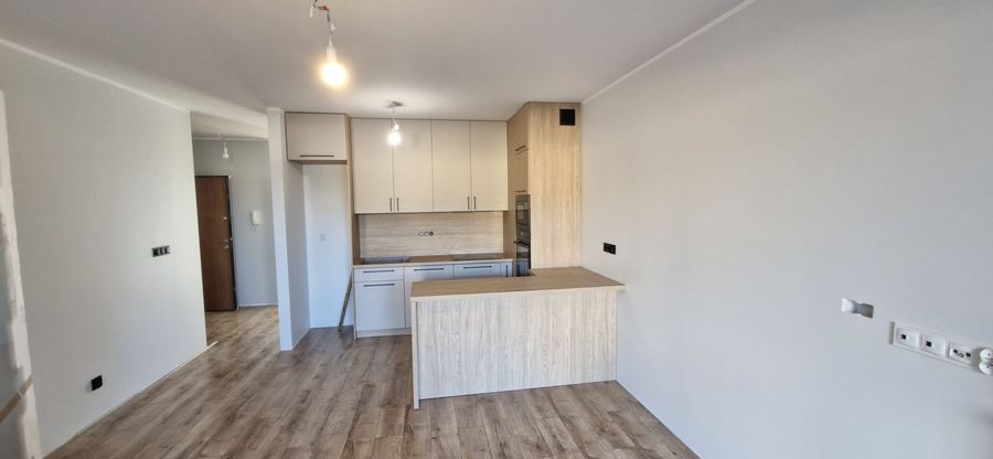 Kuchnia z wyspą w dębie i bieli. Otwarta na salon