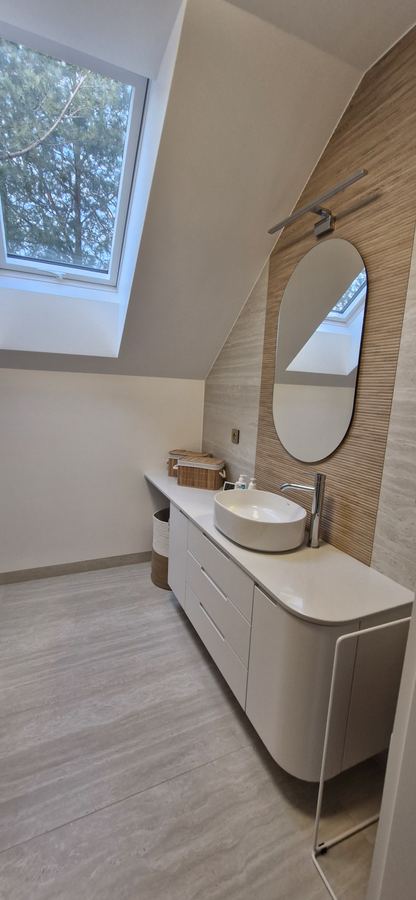 Szafka pod umywalkę nablatową. Owalne lustro, skos