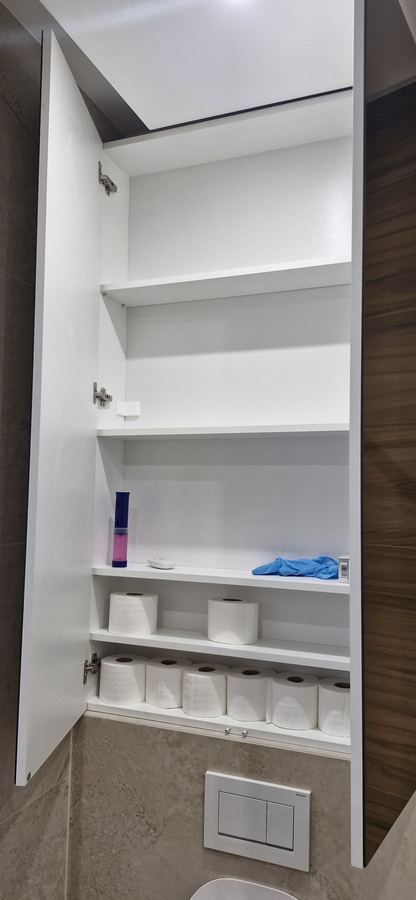 Wysoka szafka nad WC. Półki na zapasy