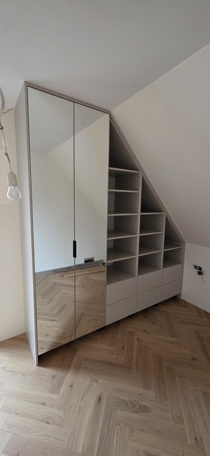 Szafa z regałem pod skosem. Półki schodzące razem z dachem