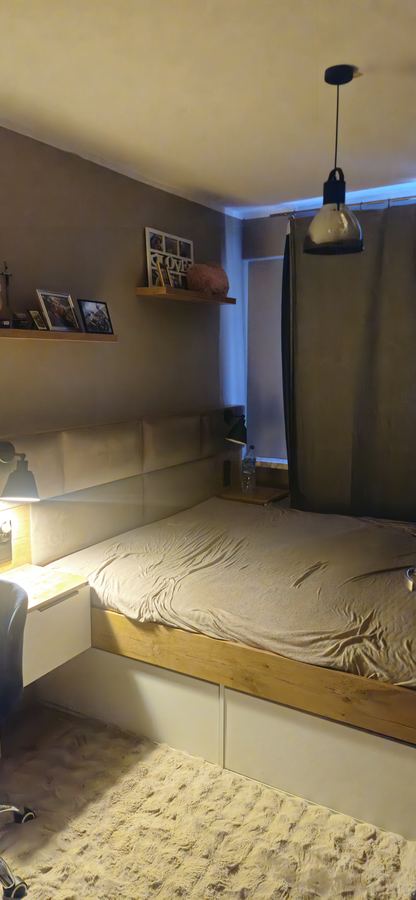 Łóżko z szufladami. Sypialnia, półki nad wezgłowiem